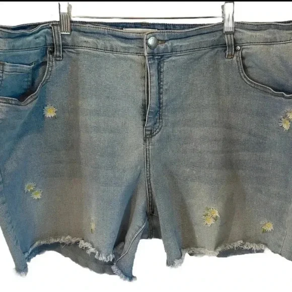 Lane Bryant Denim Shorts Emroidered Daisies sz 20 raw edge - Picture 3 of 6